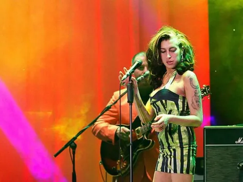 Une robe de Amy Winehouse vendue à 210 000€ aux enchères